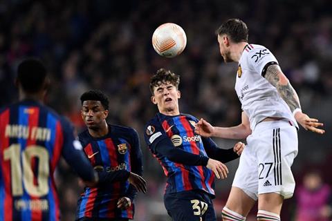 Gavi khiến CĐV Barca thót tim với pha cản bóng quyết liệt